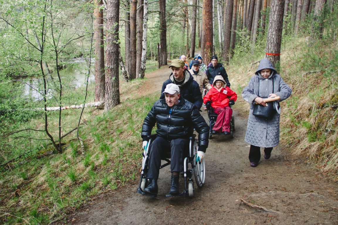 Колясочники протестировали туристическую тропу в парке «Бажовские места» -  «Уральский рабочий»